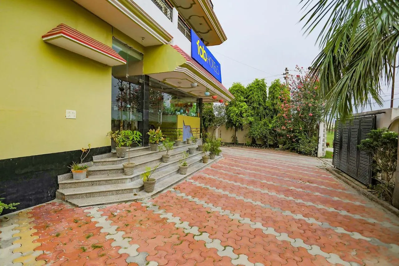 Fabhotel Kriti Green Varanasi 3*,