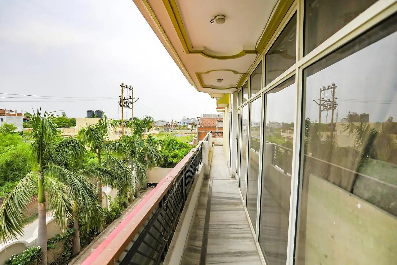 ורנאסי Fabhotel Kriti Green 3*,  הודו