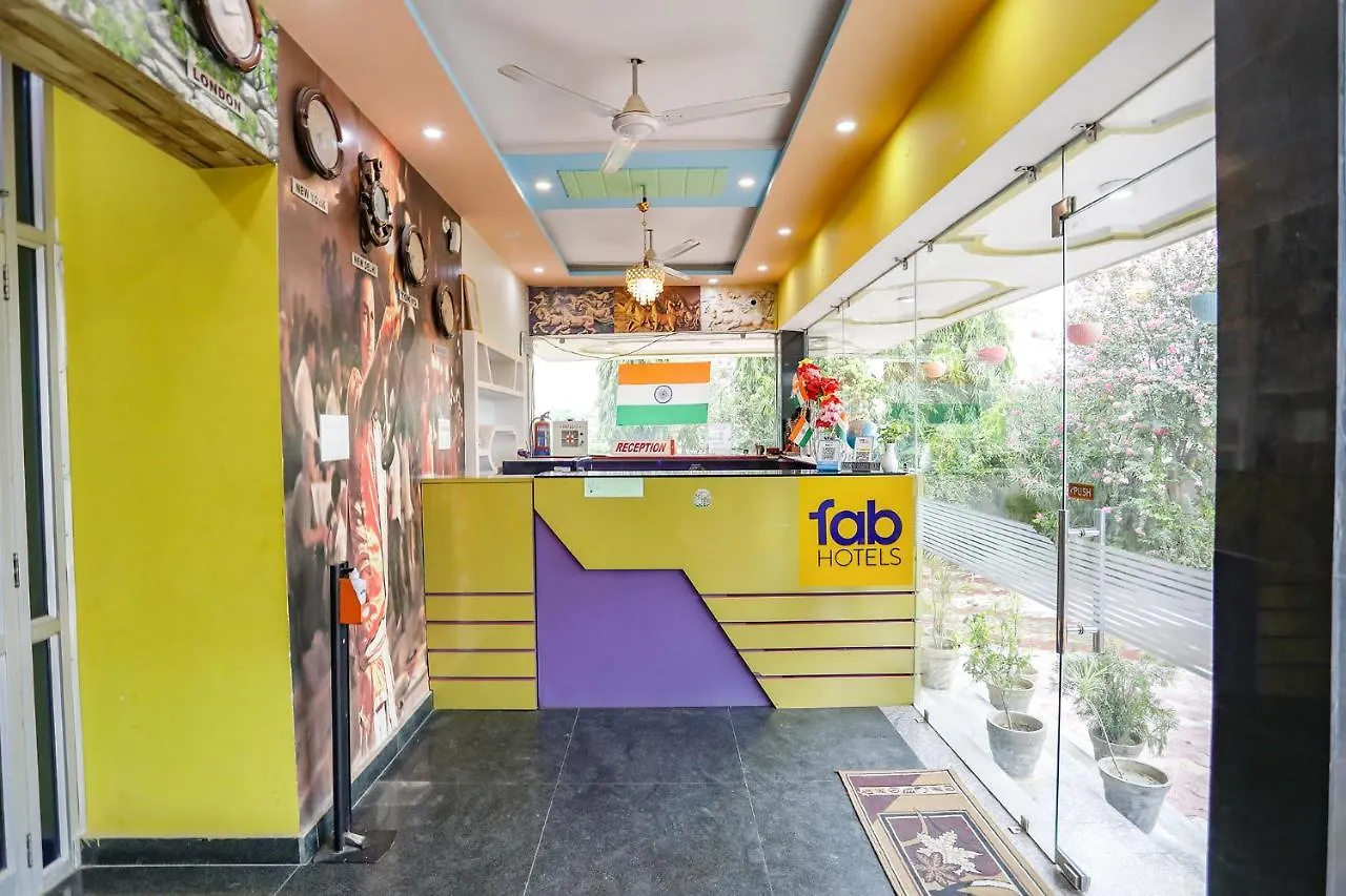 ורנאסי Fabhotel Kriti Green מלון