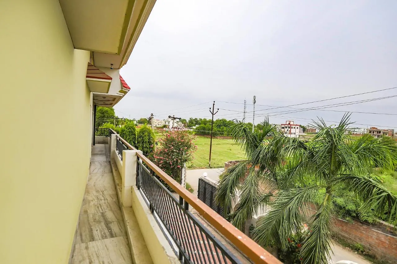 ורנאסי Fabhotel Kriti Green מלון