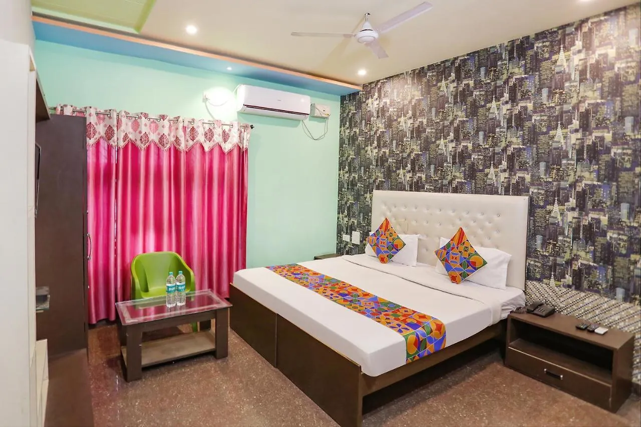 ורנאסי Fabhotel Kriti Green 3*,  הודו