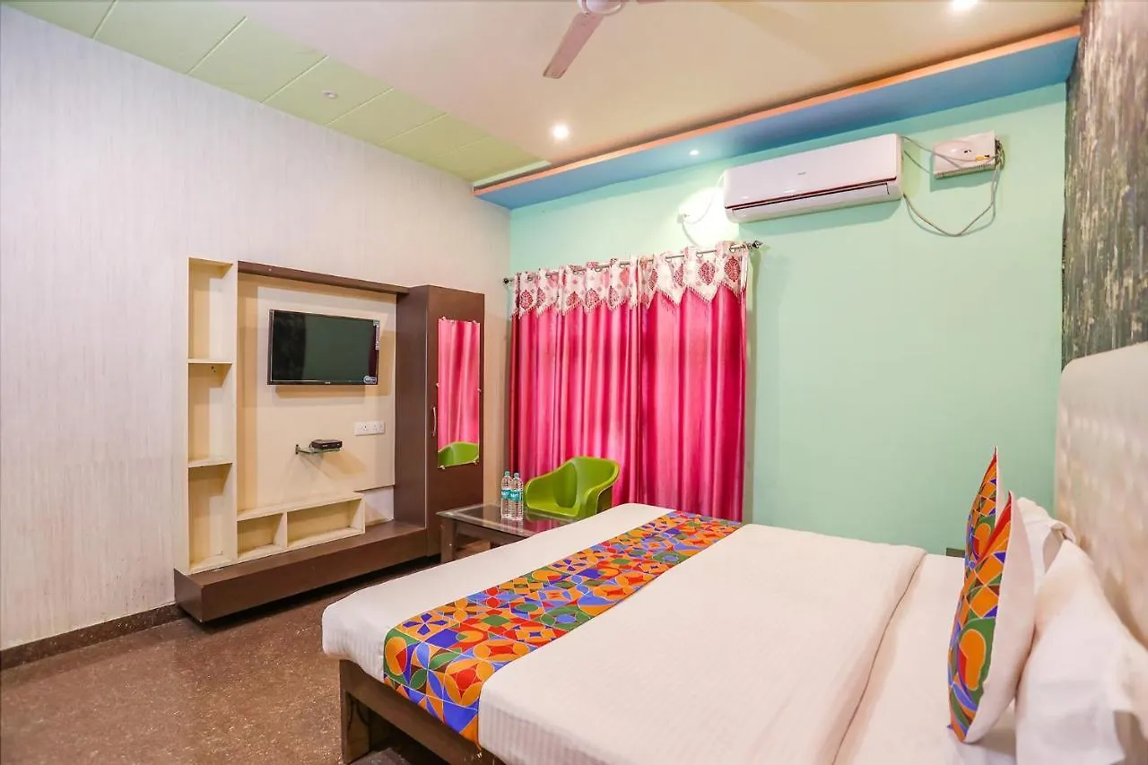 ורנאסי Fabhotel Kriti Green מלון