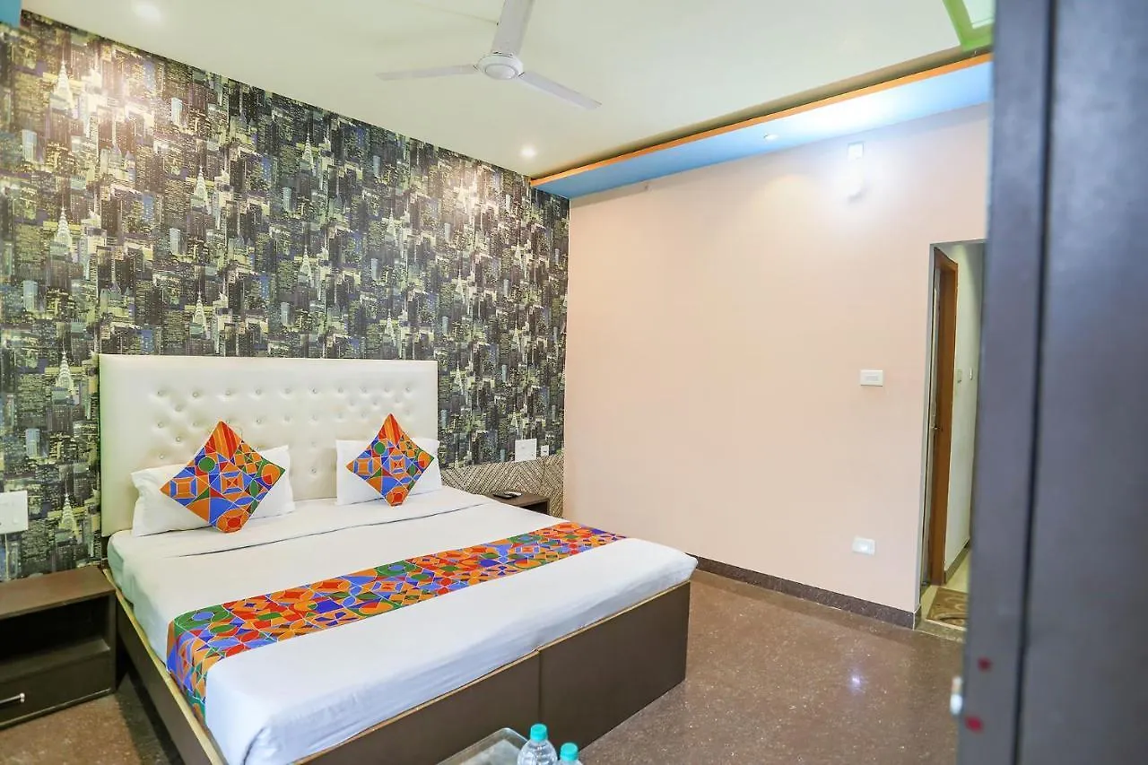 *** מלון ורנאסי Fabhotel Kriti Green הודו