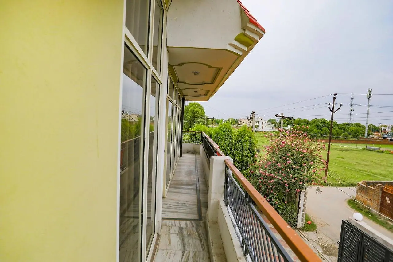 *** מלון ורנאסי Fabhotel Kriti Green הודו